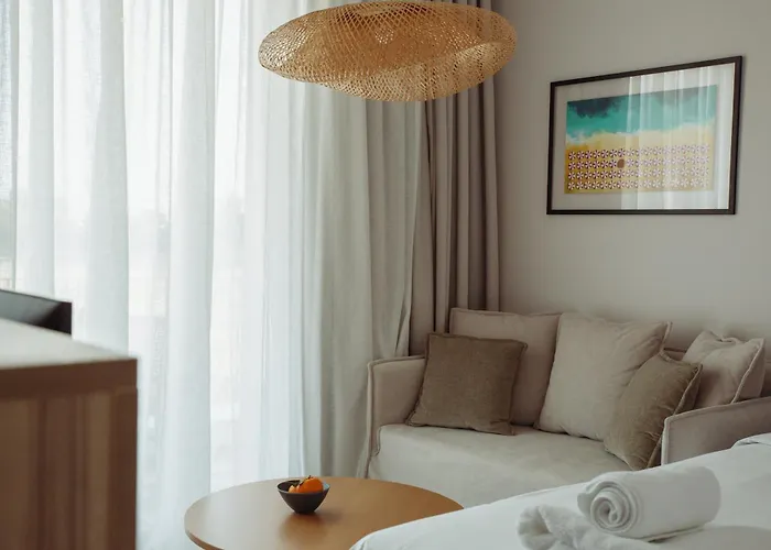 アパートホテル Liv & Co & オロクリニ