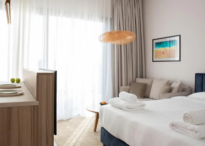 Liv & Co & 4* オロクリニ