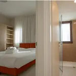 Ξενοδοχείο με διαμερίσματα Larnaca Liv & Co